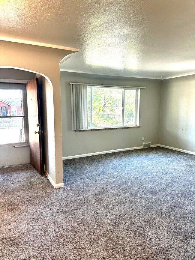 Building Photo - Charming 2 bedroom on Uintah
