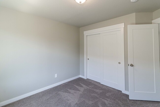 Building Photo - Move In Ready 3 Bedroom 2.5 Bathroom with ...