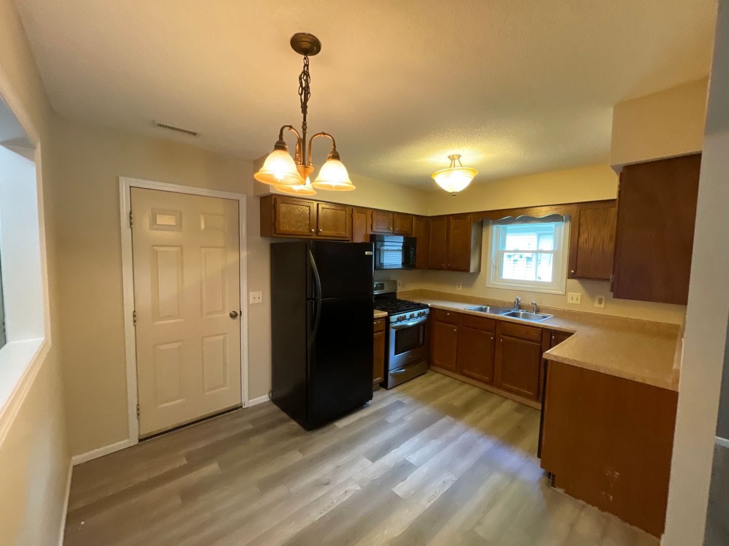 Building Photo - 9904 Mustang Dr