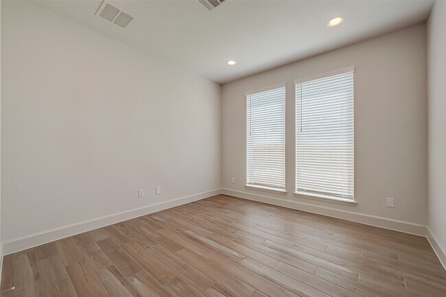 Building Photo - 30223 Gold Finch Pl