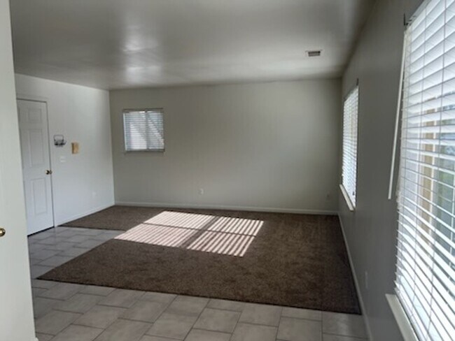 Building Photo - Roseville 8 Unit