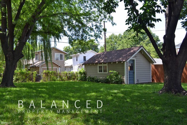 Building Photo - 2 br, 1.5 bath House - 1155 SW College Ave