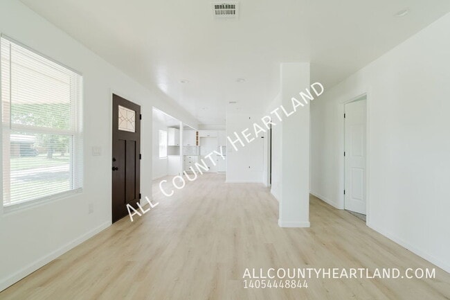 Building Photo - 2100 N Redmond Ave