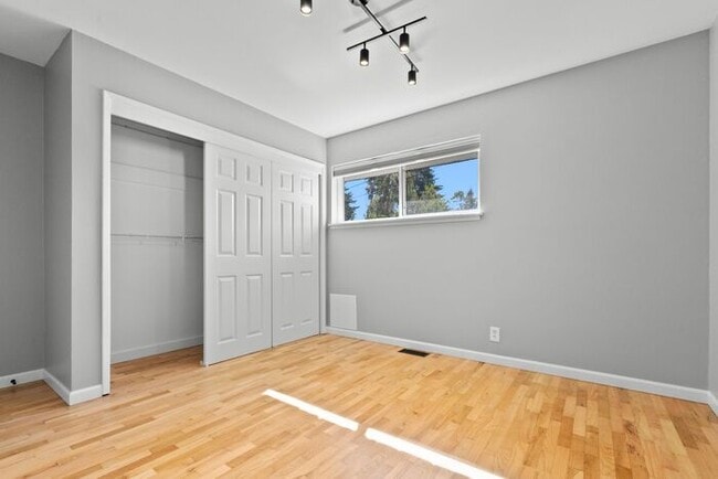 Building Photo - Freshly Updated West Seattle Rambler w/ Ai...
