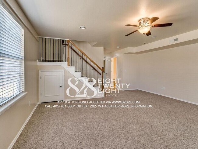 Building Photo - Spacious 2 Bed/1.5 Bath Norman Townhome Du...