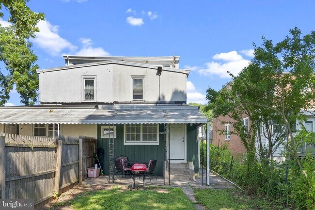 Building Photo - 832 Stanbridge St