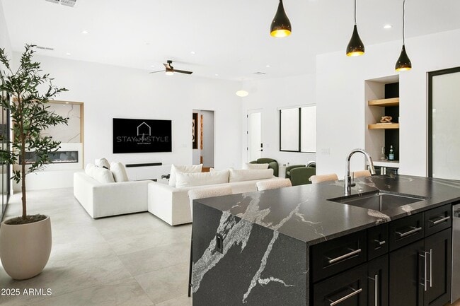 Building Photo - 4002 N 33rd Pl