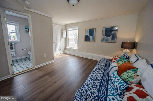 Building Photo - 104 S Loudoun St