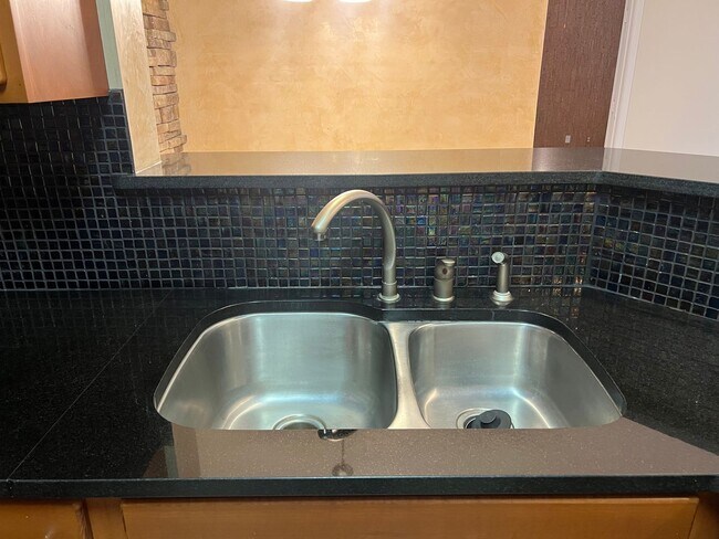 Building Photo - Upgraded First Floor Condo - Estate at Wes...