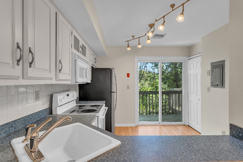 Building Photo - 62 Manorwood Dr