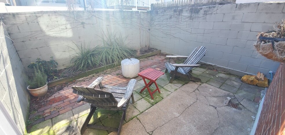 Building Photo - 1818 Montrose St