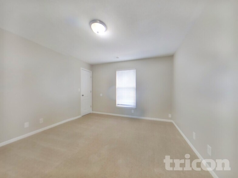 Building Photo - 2220 Makayla Ln