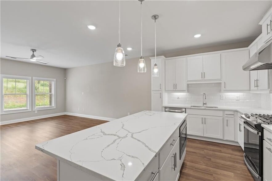 Building Photo - 2410 Lakeshore Ln