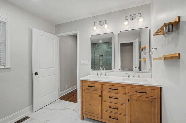 Building Photo - Charming 3-Bed/2.5-Bath Ranch in Durham