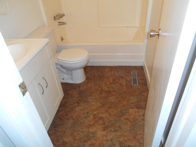 Building Photo - 529 E 13th St