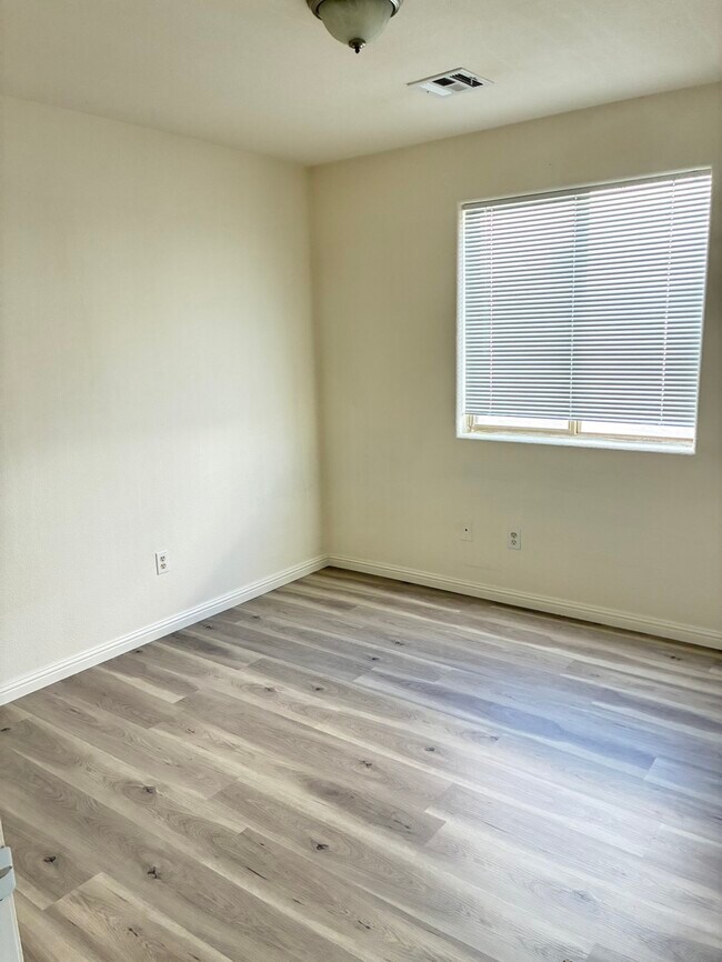 Building Photo - 4228 S Sugar Dr