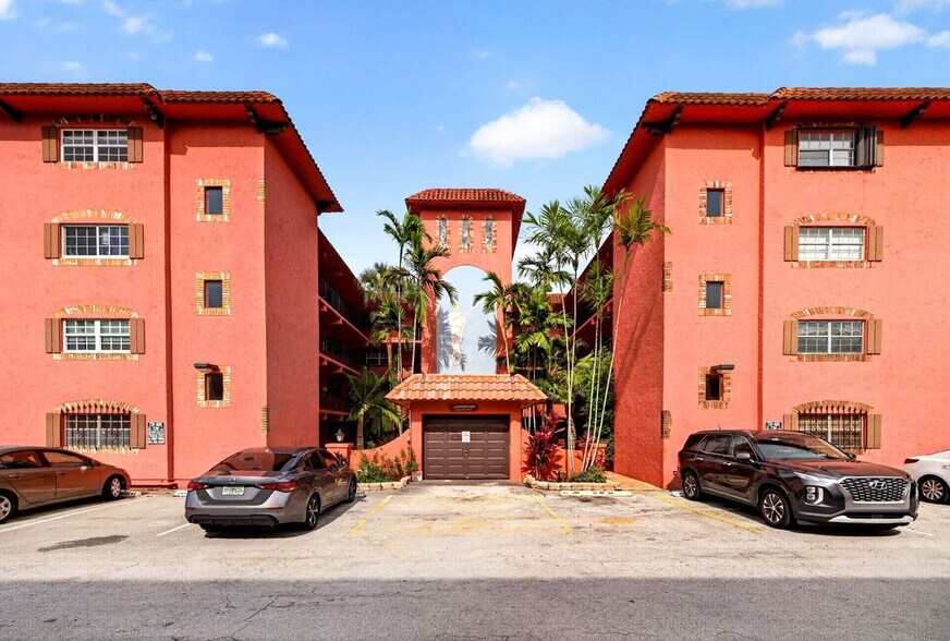 Building Photo - 660 Tennis Club Dr
