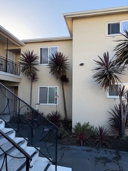 upstairs unit. Laundry room is upstairs with two washers and dryers. - 4626 E 7th St