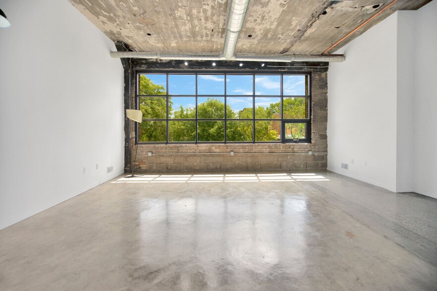 Building Photo - 470 Brainard St