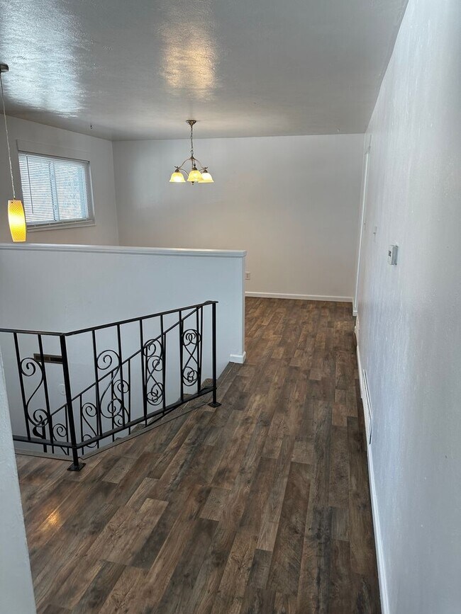 Building Photo - READY NOW!! Fantastic 4-bedroom,2 bath 1 car garage!