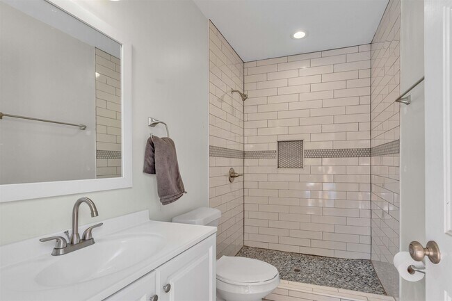 Building Photo - 185 Alexander St