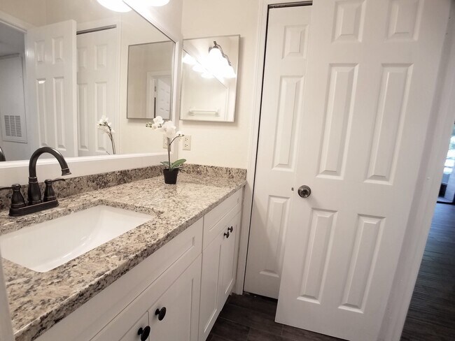 Building Photo - FOR RENT! Fabulous Full Remodeled 1/1 Wint...