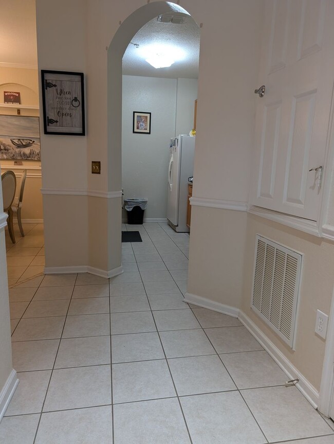 Building Photo - 3 Bedrooms 2 baths Immaculate condominium
