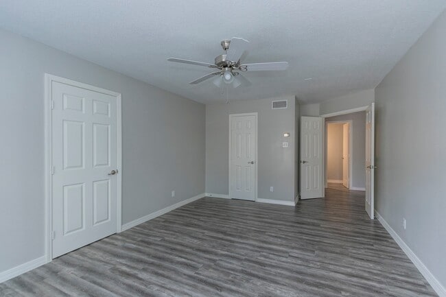 Building Photo - Huge breathtaking home!! Gated comunity with private lakes!