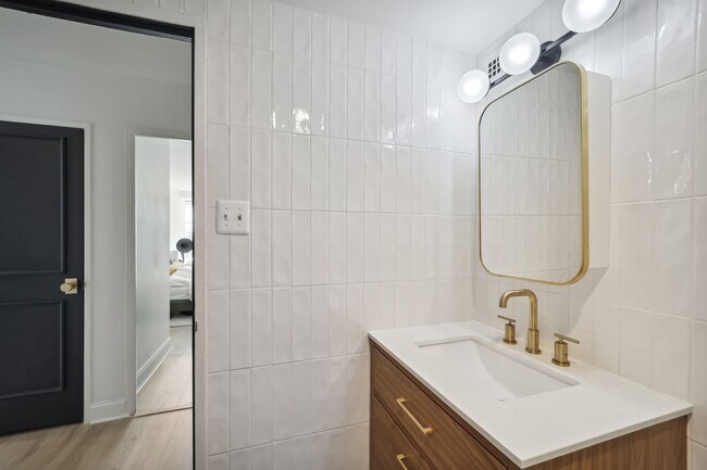 Building Photo - Stunning 1 BR/1 BA Condo in Southwest Wate...