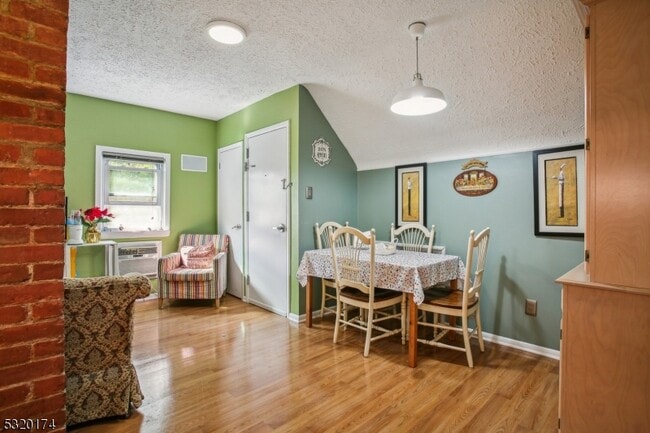 Building Photo - 16 Henry St