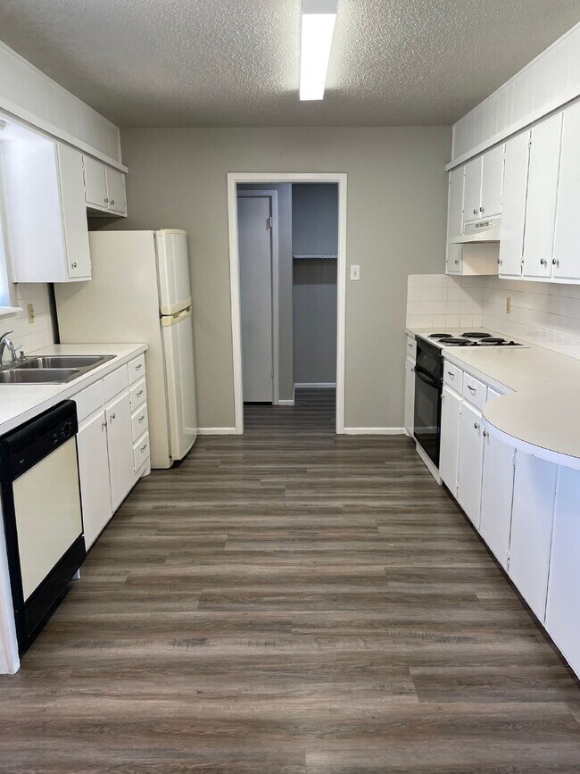 Building Photo - "Charming 3-Bed Oasis in Lubbock - Spaciou...
