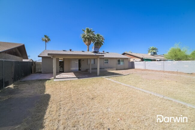 Building Photo - 7201 W Rose Ln