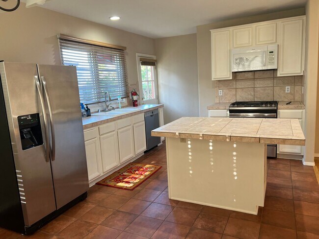 Building Photo - 3 Bedroom Home