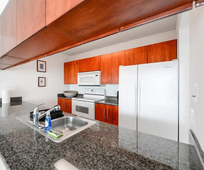 Building Photo - 1200 Brickell Bay Dr