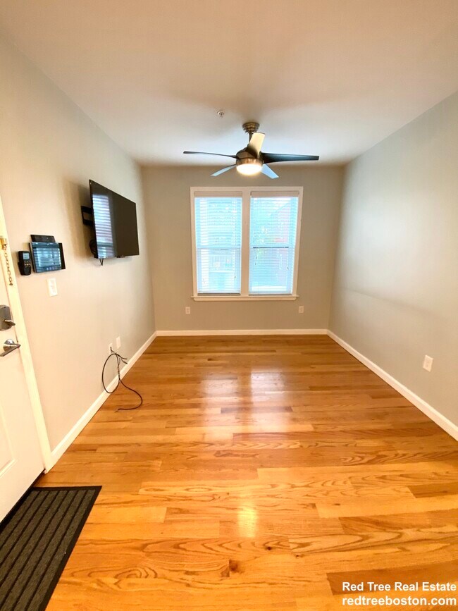 Building Photo - 669 Saratoga St