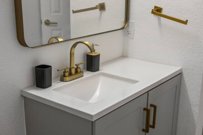 Building Photo - 2929 Kings Rd