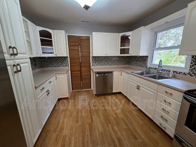 Building Photo - 14 Al St