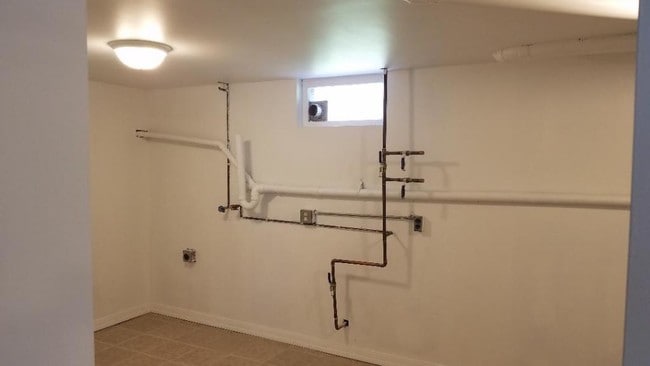 Building Photo - 348 Sutherland Ave