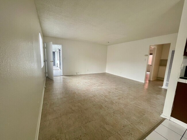 Building Photo - Specious 2 Bedrooms 1 Bathroom with Parking!