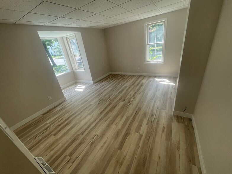 Living area 1 - 1001 S 4th Ave