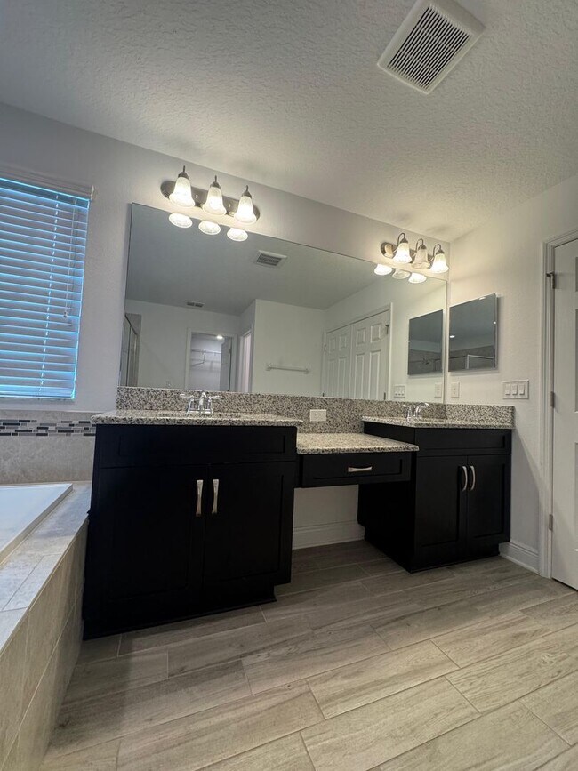 Building Photo - Spacious 5-Bedroom Riverview Home