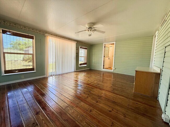 Building Photo - Large and Spacious 3/3 on near half acre NO HOA!