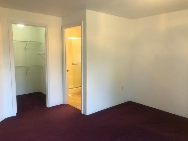 Building Photo - Well Maintained 3 bedroom, 2 bath house in...