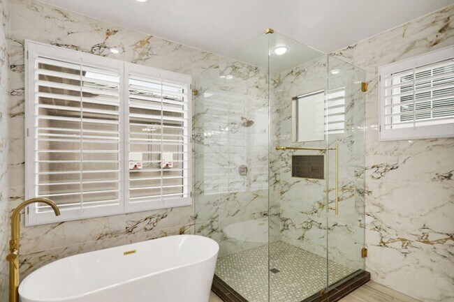 Building Photo - 5 Bedroom Pool Home Located In Summerlin G...