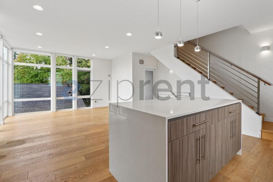 Building Photo - Unit A