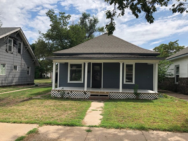 Building Photo - Two bedroom with fenced in back yard