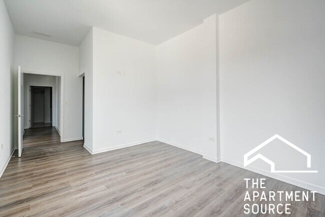 Building Photo - Top Floor Massive 3 Bed/2 Bath in the South Loop with a Stunning Updated Kitchen!