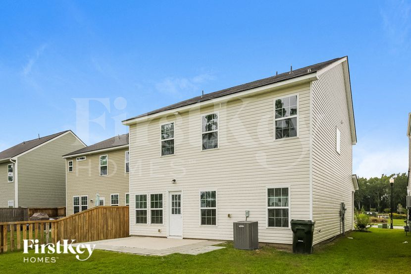 Building Photo - 732 Redbud Ln