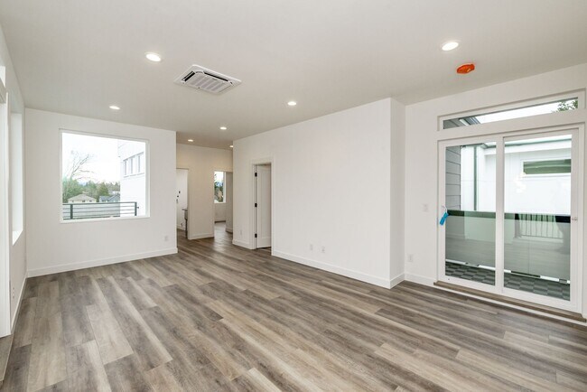 Building Photo - Edgewood Stunner