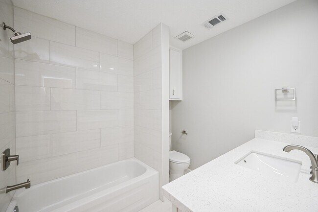 Building Photo - 2818 Green Fields Dr